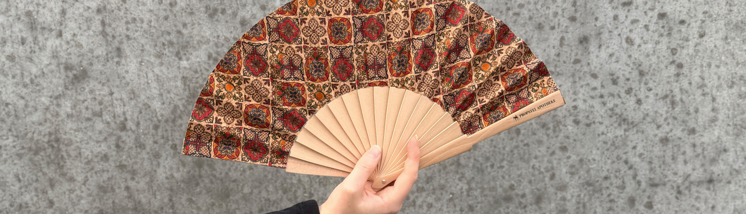 5705 Fächer aus Kork_Mauer