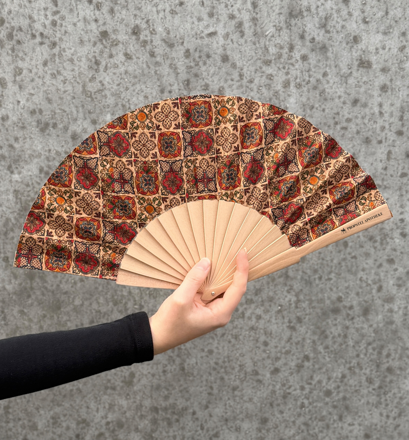 5705 Fächer aus Kork_Mauer 2